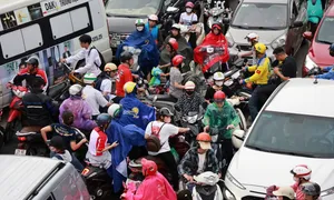 Giao thông Hà Nội tê liệt nhiều giờ sau cơn giông